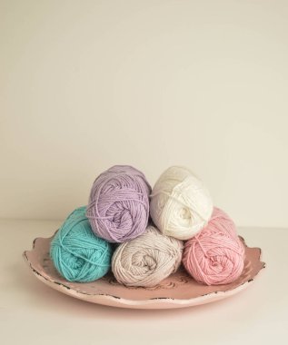 Örgü ve el işi için pastel renkli yün toplar.