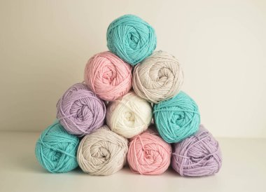 Örgü ve el işi için pastel renkli yün toplar.