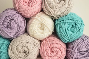 Pastel renkli yün toplar ve örgü ve el işi için