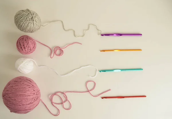 Pastel Woolen Balls Withe Ground Colorful Crochet Hooks — Stock Photo, Image