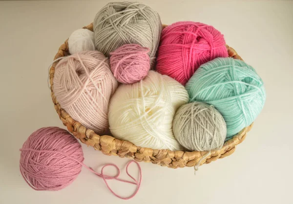 El işleri için sepetine kanca takılmış yün toplar.