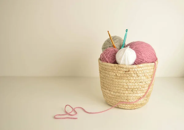 Boules Laine Couleur Pastel Dans Panier Avec Crochets Pour Artisanat — Photo