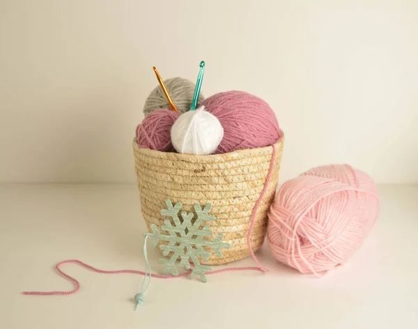 Boules Laine Couleur Pastel Dans Panier Avec Crochets Pour Artisanat — Photo