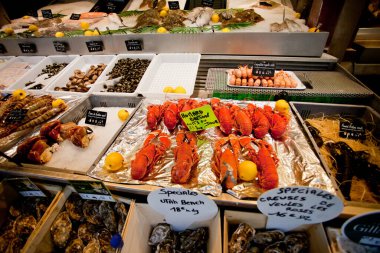 Karides, ıstakoz ve balık Normandiya 'da pazarda satılıyor.