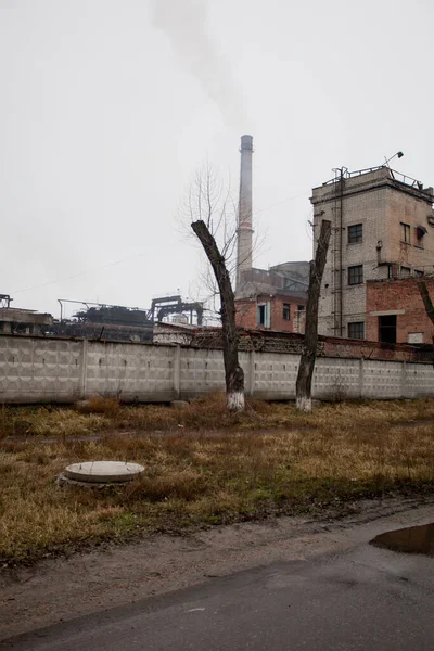 暗い雨の日に古い放棄された工場 — ストック写真