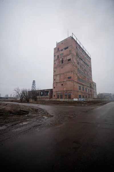 暗い雨の日に古い放棄された工場 — ストック写真