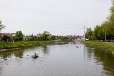Şehirde bir yaz günü nehir.