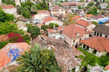 Şehrin kırmızı çatılarından deniz manzarası