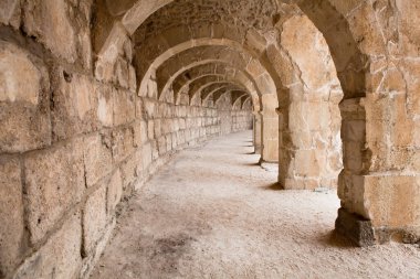Eski Roma tiyatrosu, gösterilerin ve gladyatör savaşlarının yapıldığı yer.