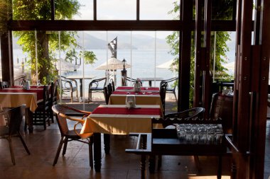 Kafenin penceresinden deniz manzarası