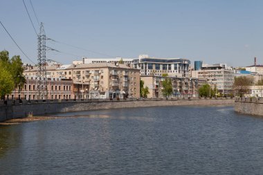 Şehirde bir yaz günü nehir.