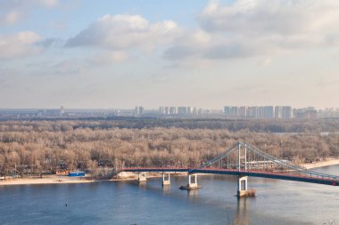 İlkbaharın başında nehir üzerinde köprü, yukarıdan manzara