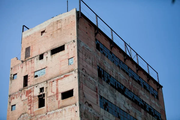 Kasvetli yağmurlu bir günde terk edilmiş eski fabrika
