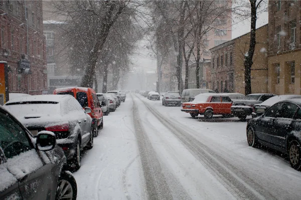 Los Coches Están Estacionados Ciudad Una Calle Nevada Invierno Nieva —  Fotos de Stock