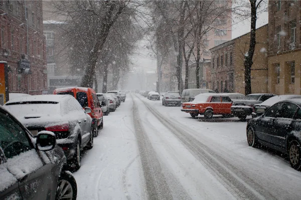 겨울에는 도시의 눈덮인 거리에 자동차를 스톡 이미지