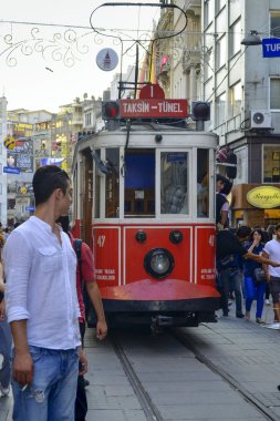 Istiklal Caddesi üzerinde tarihi bir tramvay 