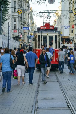 Istiklal Caddesi üzerinde tarihi bir tramvay 