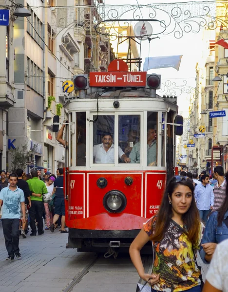 历史的有轨电车在 Istiklal 大道上 — 图库照片