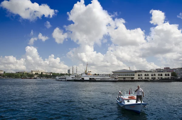 Ferries em Istambul Mar de Mármara, o Bósforo . — Fotografia de Stock