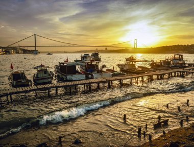 Istanbul Boğaz'ın günbatımı sahil
