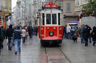 Istiklal Caddesi üzerinde tarihi bir tramvay. Özellikle Istiklal Caddesi Beyoğlu İstanbul bölgesinde.