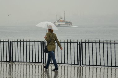 Istanbul 'da sisli yağmurlu bir gün. 