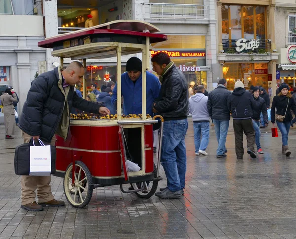 土耳其最著名的街道 Istiklal 街之一。Indispensibl — 图库照片