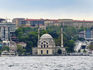 Istanbul Dolmabahçe Camii ve boğaz manzarası 
