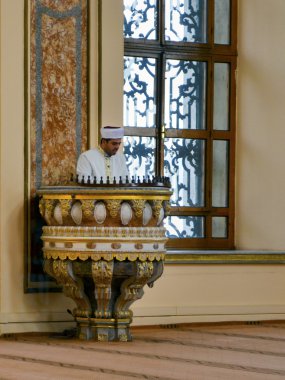 Dolmabahce Camii İmam Kaske vaaz. Televizyon vide