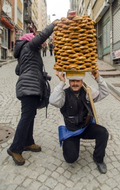 Bir satıcı simit, bir tür, sokaklarında Türk ekmek satıyor
