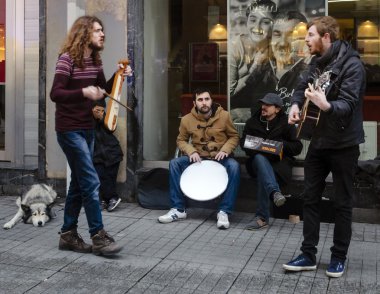 Türkiye 'nin en ünlü caddesi Istiklal Caddesi. Birçok musi vardır