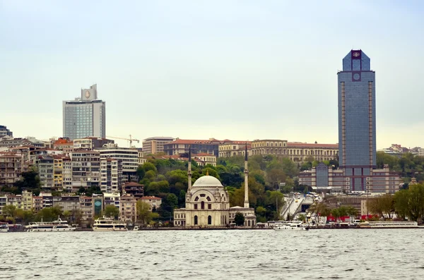 Estambul Mezquita Dolmabahcee y vistas del Bósforo —  Fotos de Stock