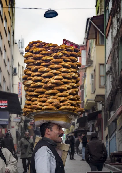 Un vendedor vende simit, un tipo de pan turco, en las calles de — Foto de Stock