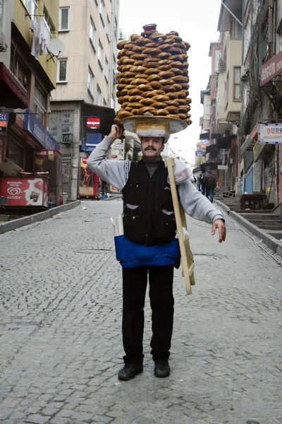 En leverantör säljer simit, en typ av turkiska bröd, på gatorna i — Stockfoto