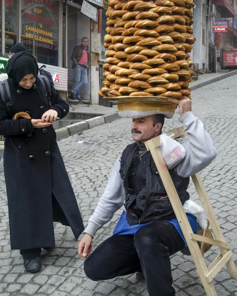 供应商销售 simit，一种土耳其面包，在大街上 — 图库照片