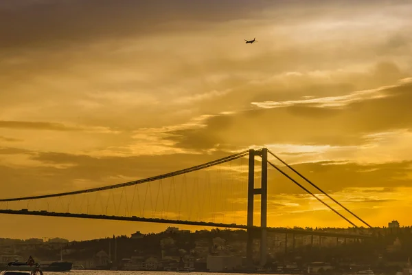 Istanbul Strait, kvälls utsikt över Bosporen-bron — Stockfoto