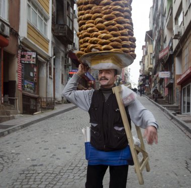 Bir satıcı simit, bir tür, sokaklarında Türk ekmek satıyor