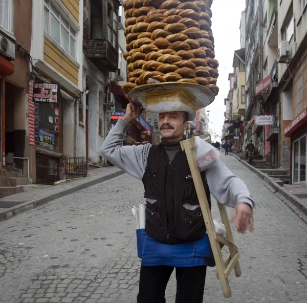 供应商销售 simit，一种土耳其面包，在大街上 — 图库照片