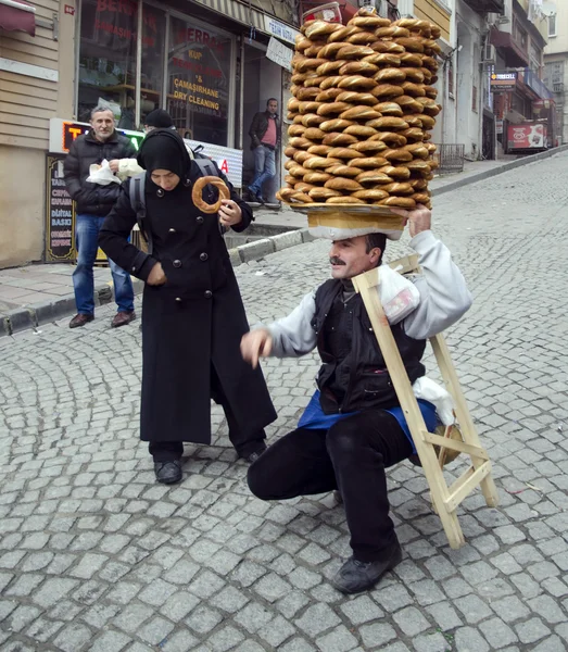 Prodejce prodává simit, druh tureckého chleba, v ulicích — Stock fotografie