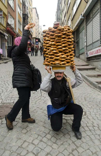 供应商销售 simit，一种土耳其面包，在大街上 — 图库照片