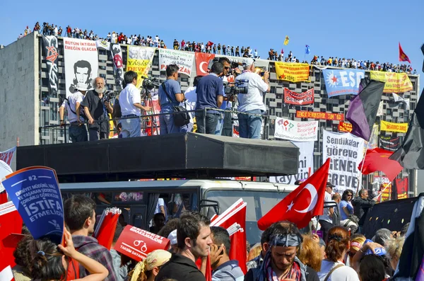 Proteste und Veranstaltungen im Taksim-Gezi-Park. Auftritt am Taksim-Platz. — Stockfoto