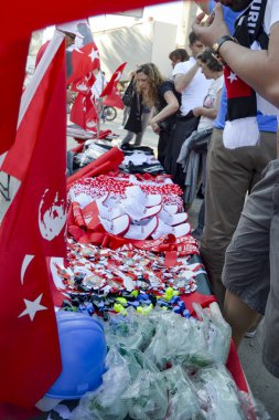 Taksim Gezi Parkı protestolar ve Events.Products satılan protesto alanında, kask, ıslık, rozetleri, bayraklar, şapkalar, gaz maskeleri.