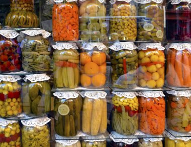 Çeşitli meyve ve sebzelerden oluşan geleneksel Türk turşuları