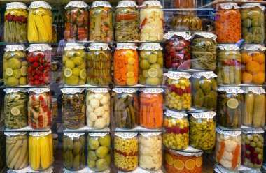 Çeşitli meyve ve sebzelerden oluşan geleneksel Türk turşuları