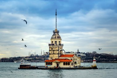 Kız Kulesi ile t Boğaziçi'nin Güney girişinde