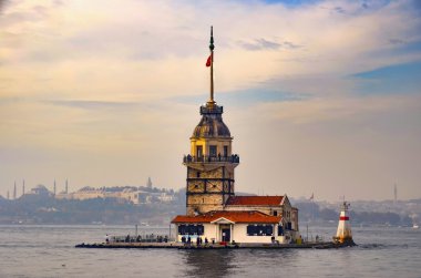 Kız Kulesi ile t Boğaziçi'nin Güney girişinde