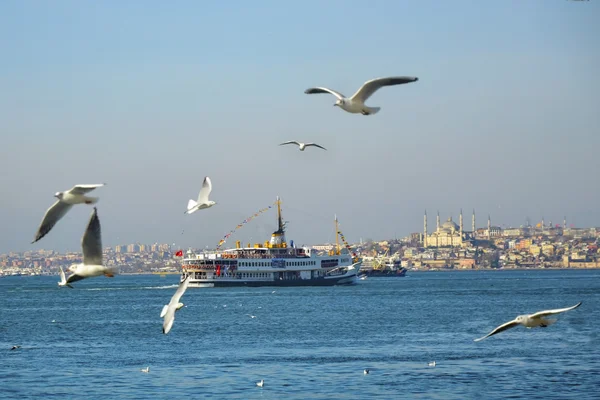 Φέρι μπόουτ στην Κωνσταντινούπολη. Τα οχηματαγωγά πλοία λειτουργούν στην — Φωτογραφία Αρχείου