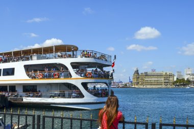  İstanbul'da feribot (Türkçe vapur denir) A vapur. Arka planda Haydarpaşa Tren İstasyonu var..