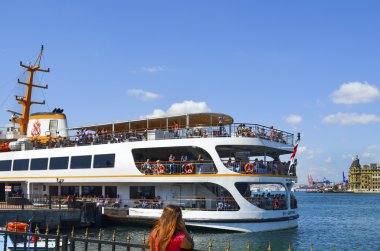   İstanbul'da feribot (Türkçe vapur denir) A vapur. Arka planda Haydarpaşa Tren İstasyonu var..