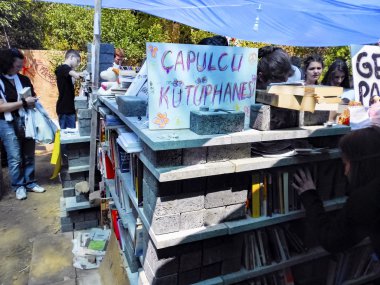 Taksim Gezi Parkı protestoları ve etkinlikleri. Protestocular ın Marauder Kütüphanesi